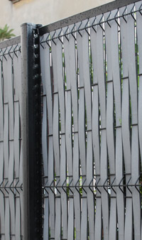 cloture occultante en bois composite gris clair